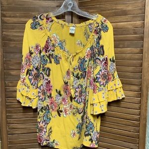 Bila. Large flowery yellow blouse.